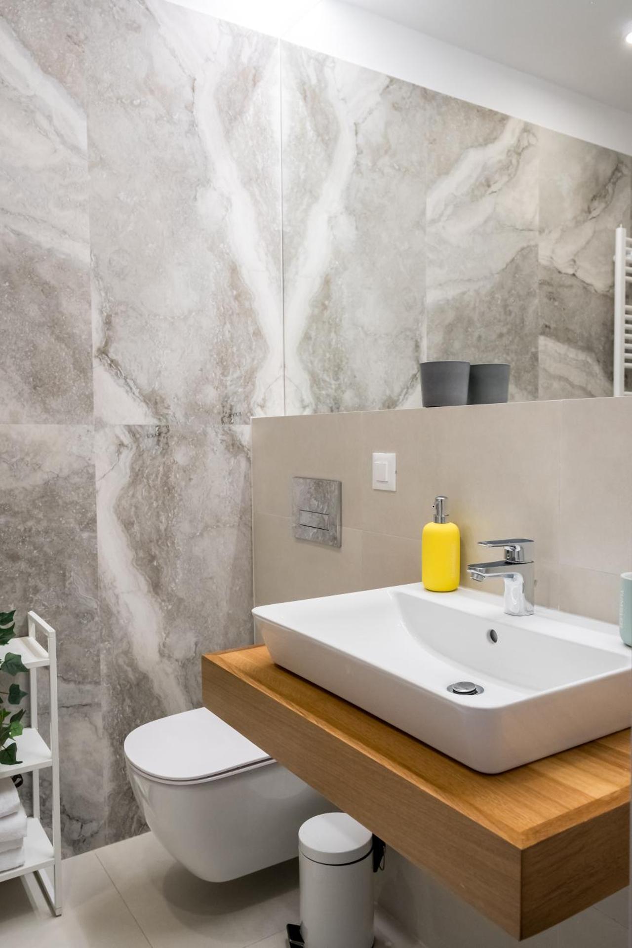 Contemporary Haven - 1 BR with a Balcony Charm