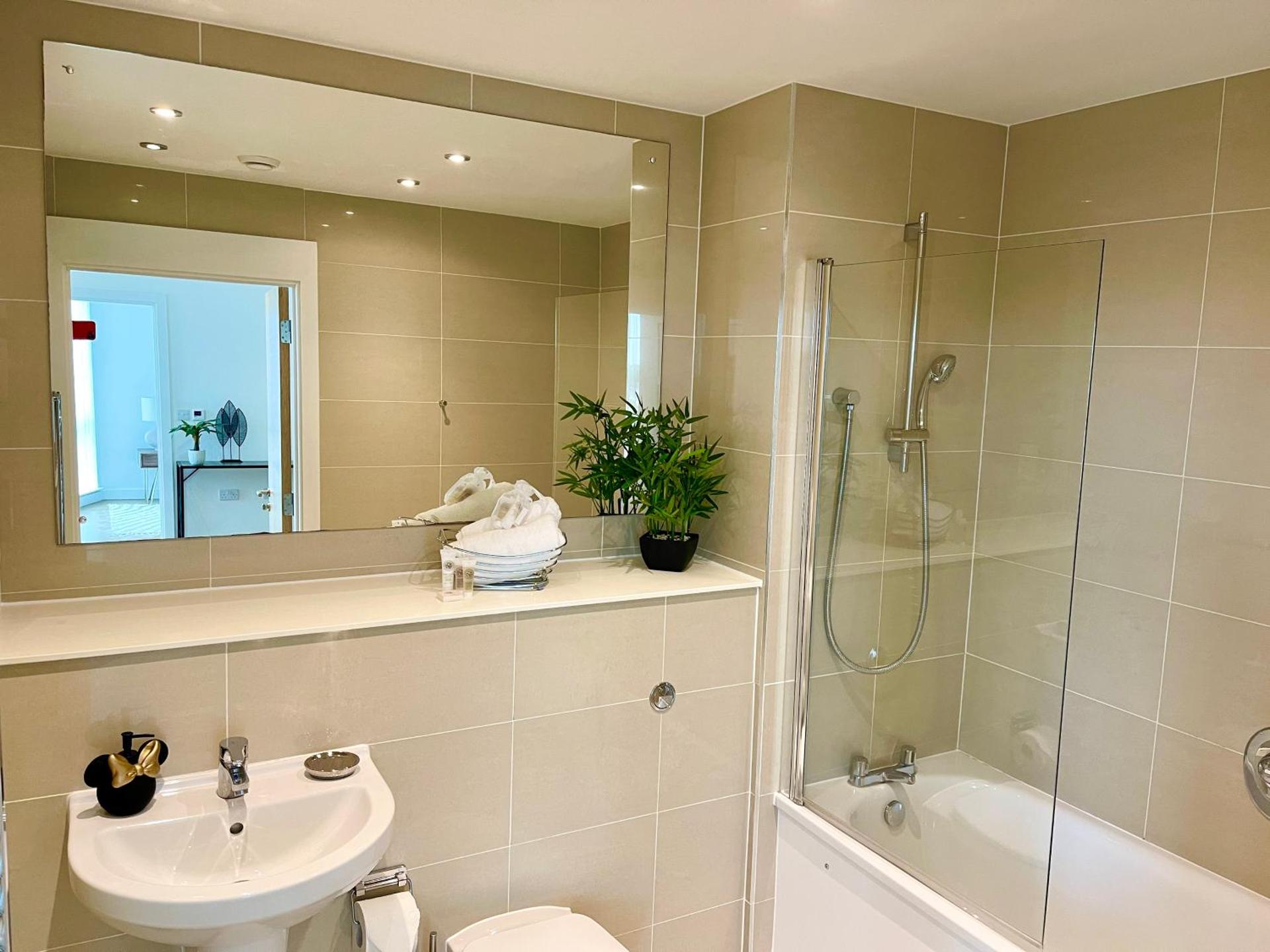 Urban Gateway Spacious Apartment with free parking