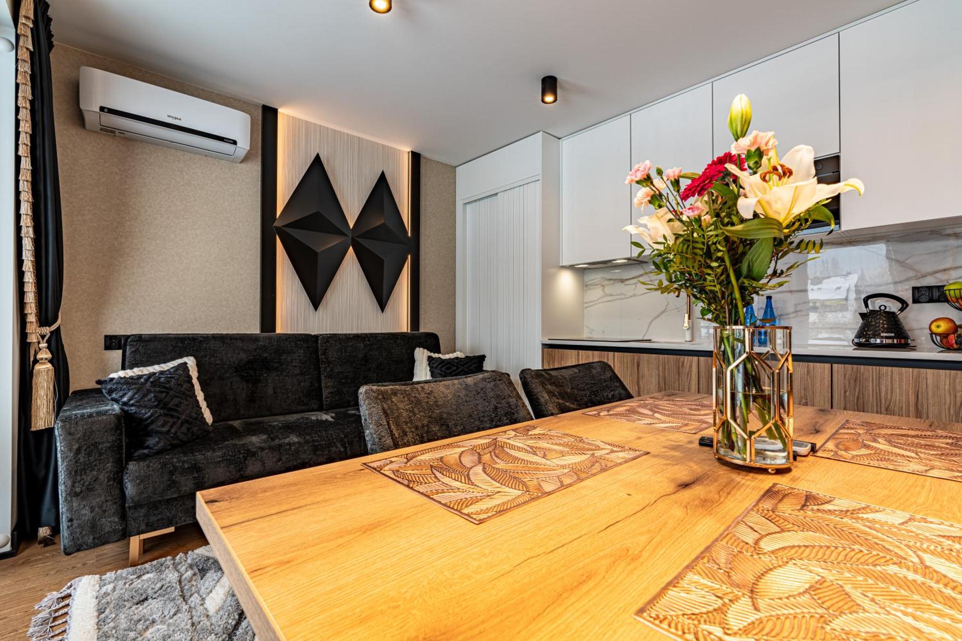 Apartment with Mountain View