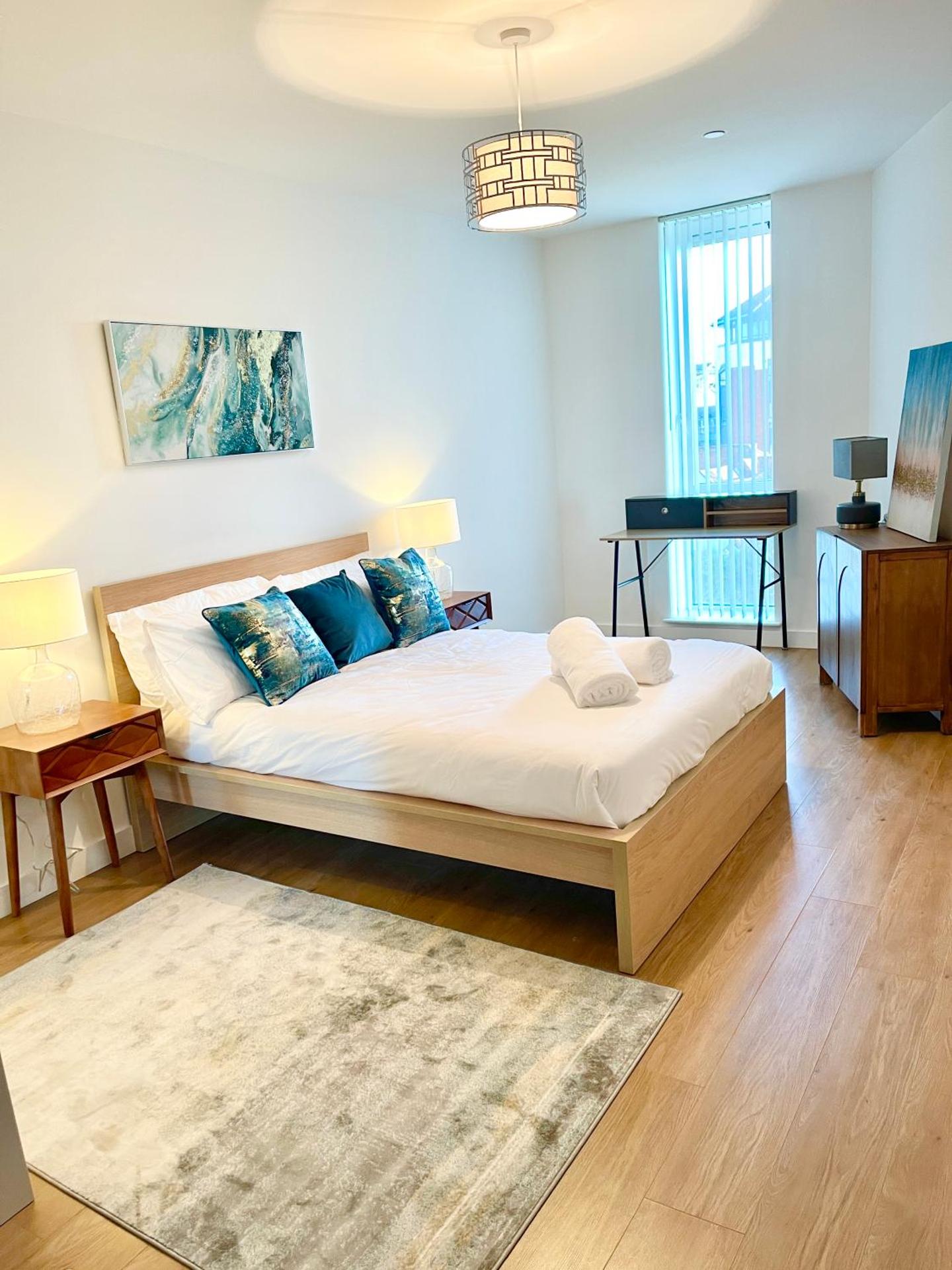 Urban Gateway Spacious Apartment with free parking