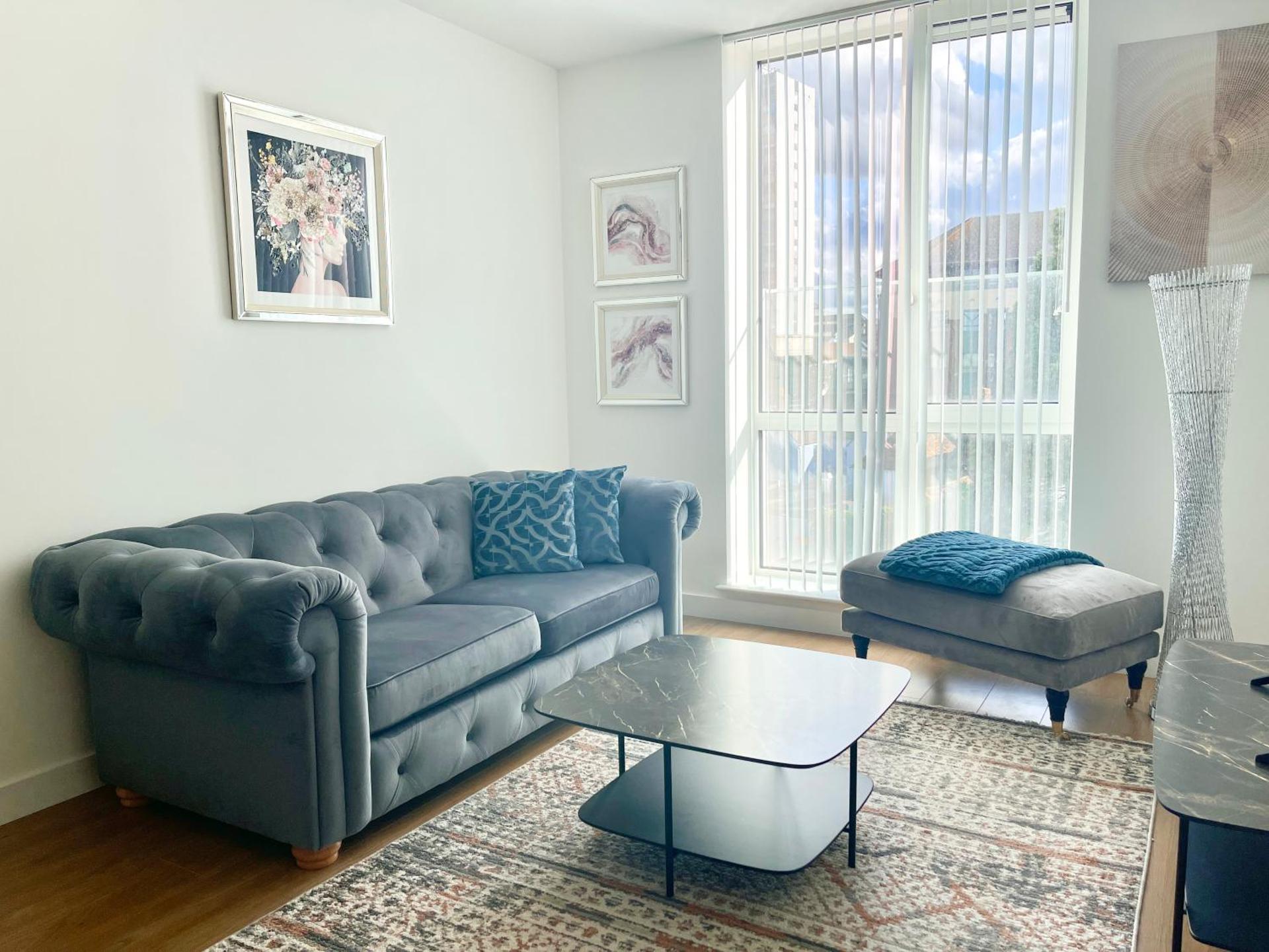 Urban Gateway Spacious Apartment with free parking