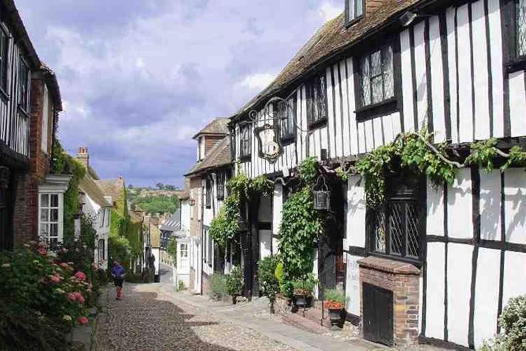 Cedarwood, an intimate and romantic cabin for two.