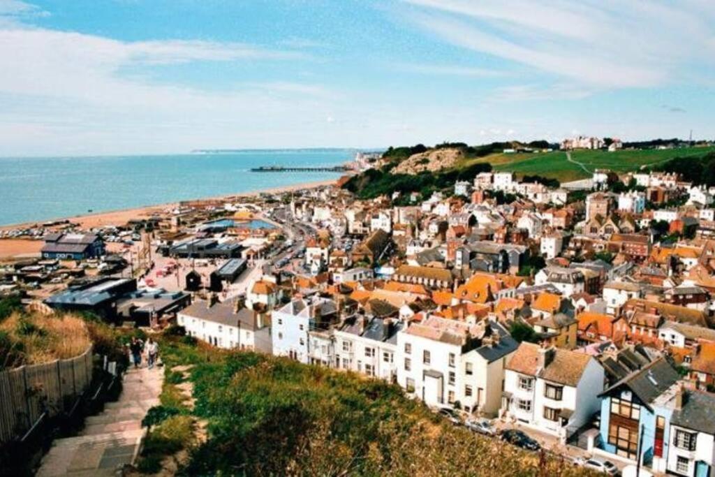 Cedarwood, an intimate and romantic cabin for two.