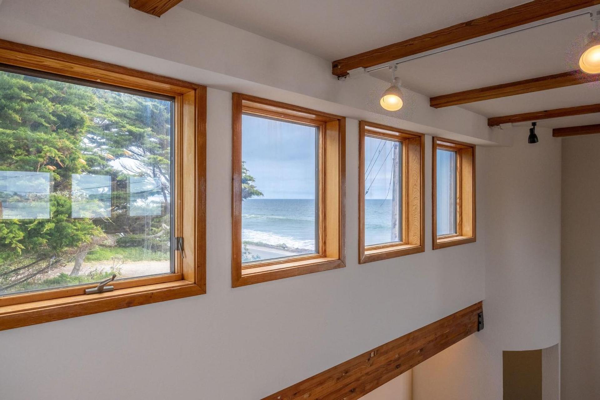 Seaside Art Gallery Loft Inspire Your Creativity with Breathtaking Views!