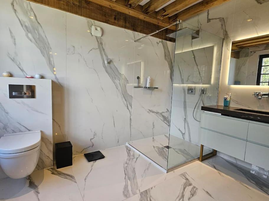 Villa d'exception, 5 chambres, 20m plage, spa.