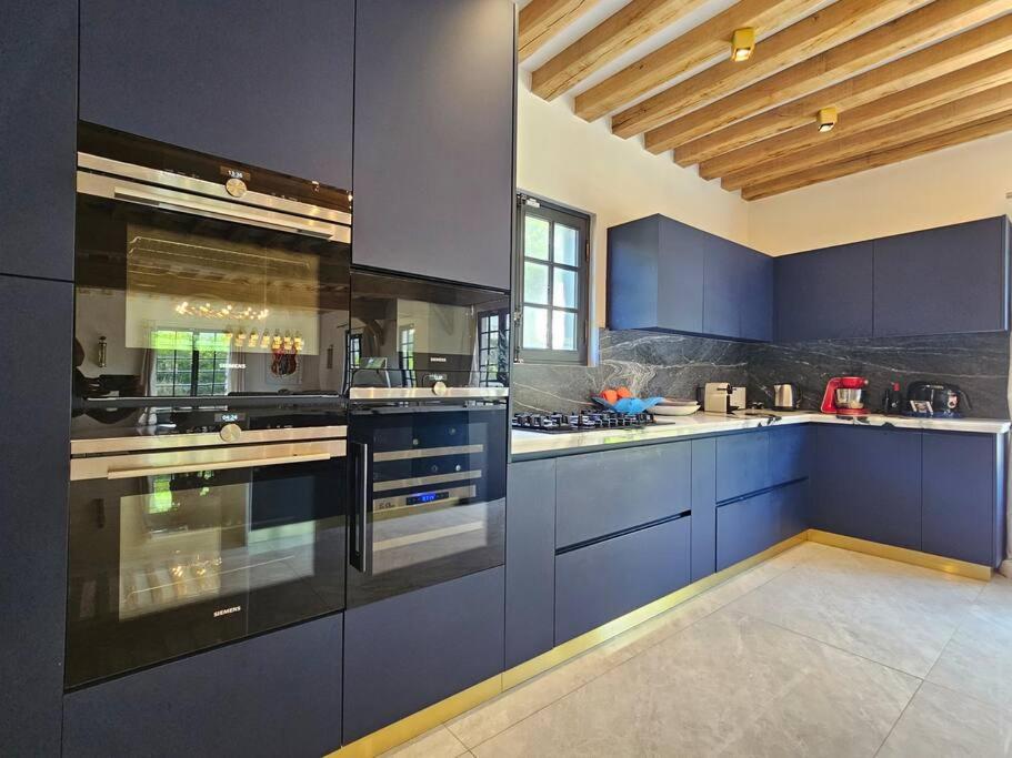 Villa d'exception, 5 chambres, 20m plage, spa.