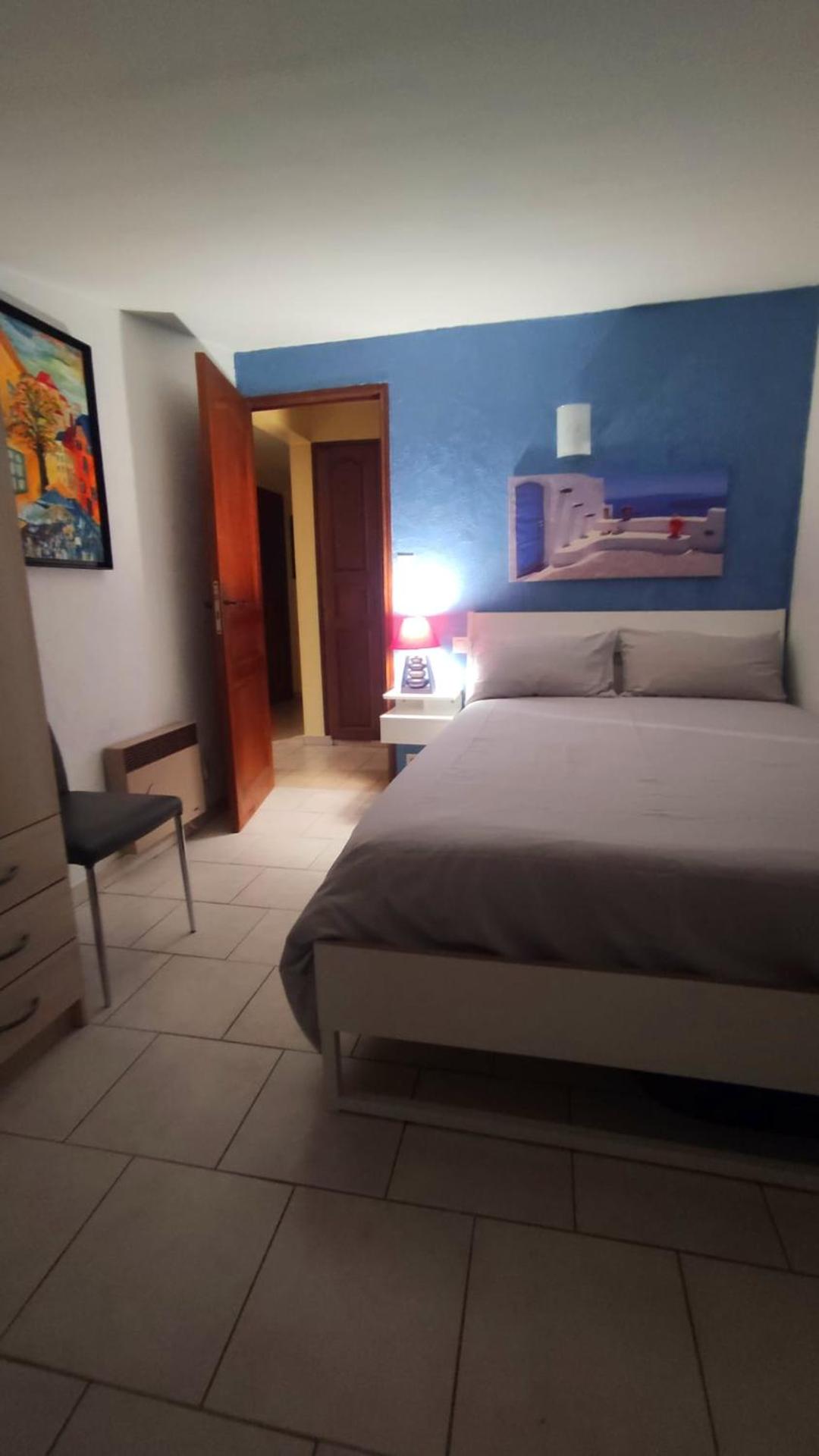 Welcome, Bienvenue, Chez Charly!