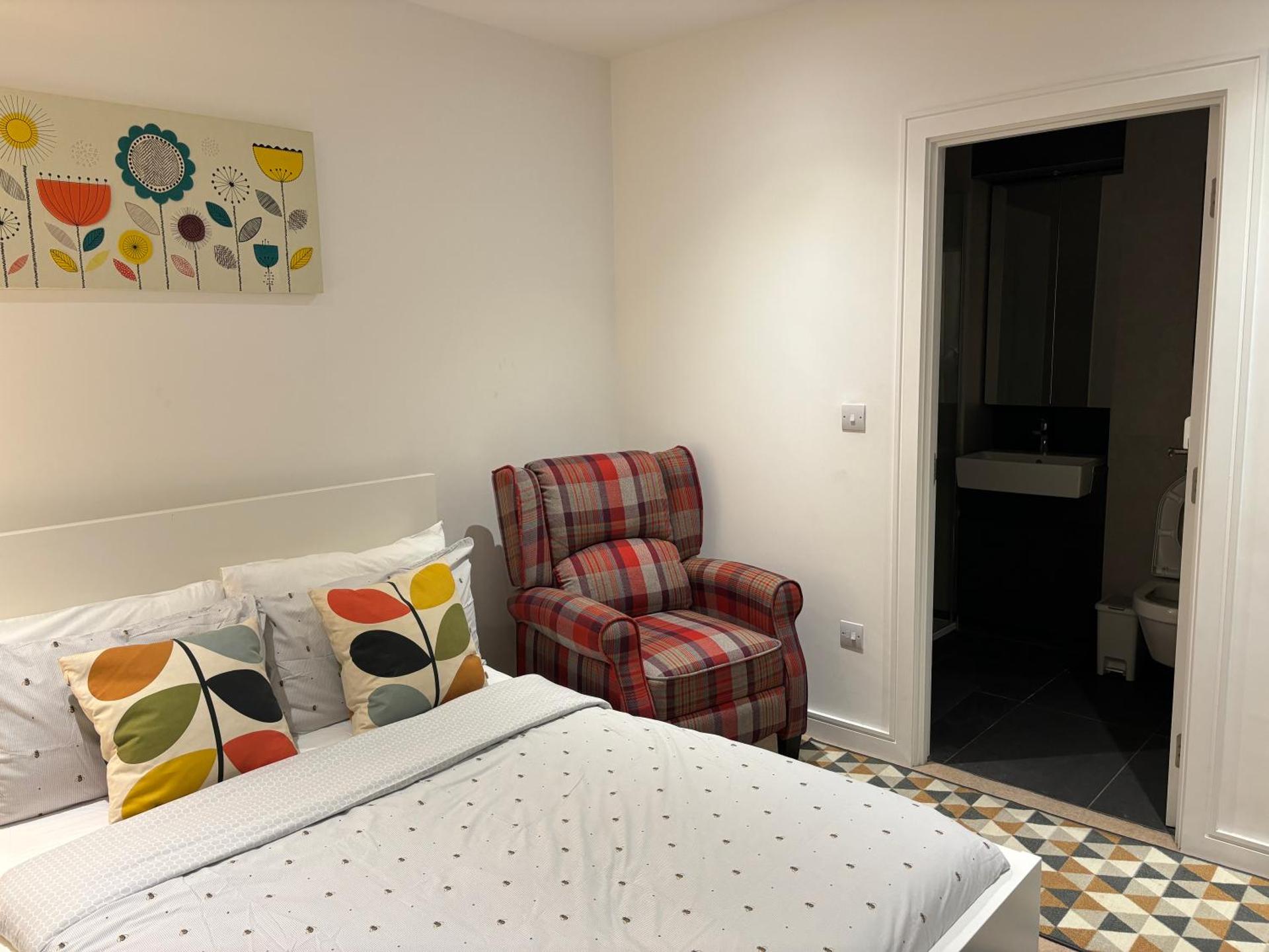 Modern en-suite room and self catering in london