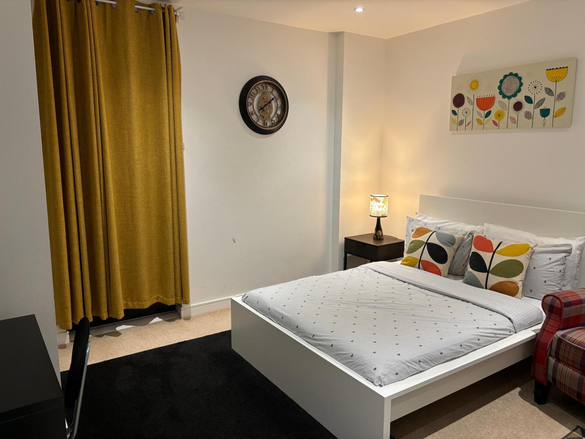 Modern en-suite room and self catering in london