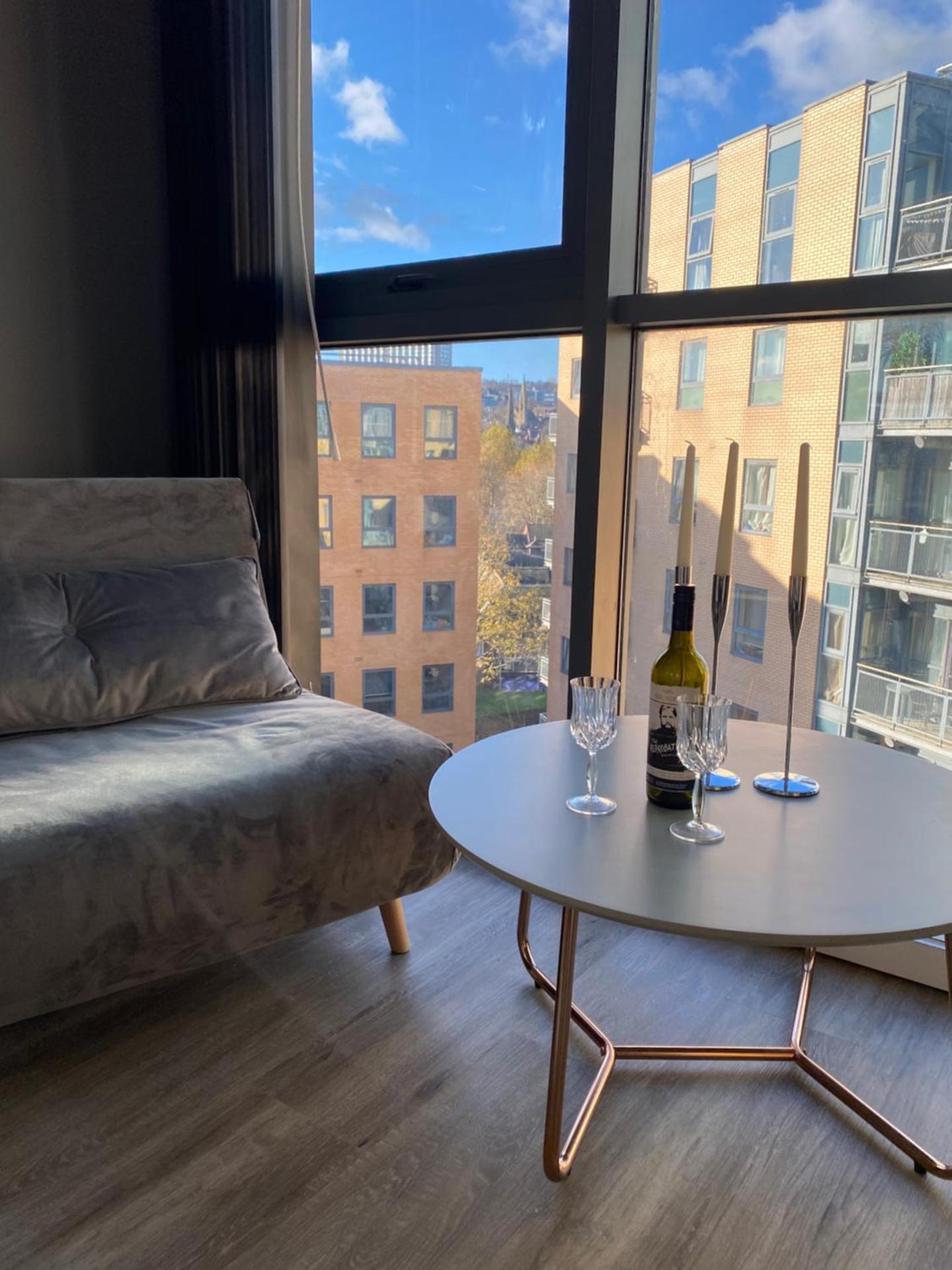 Deluxe City Centre Studio Apartment with Balcony & City Views - FREE WIFI NETFLIX, GYM ACCESS - WESTONE