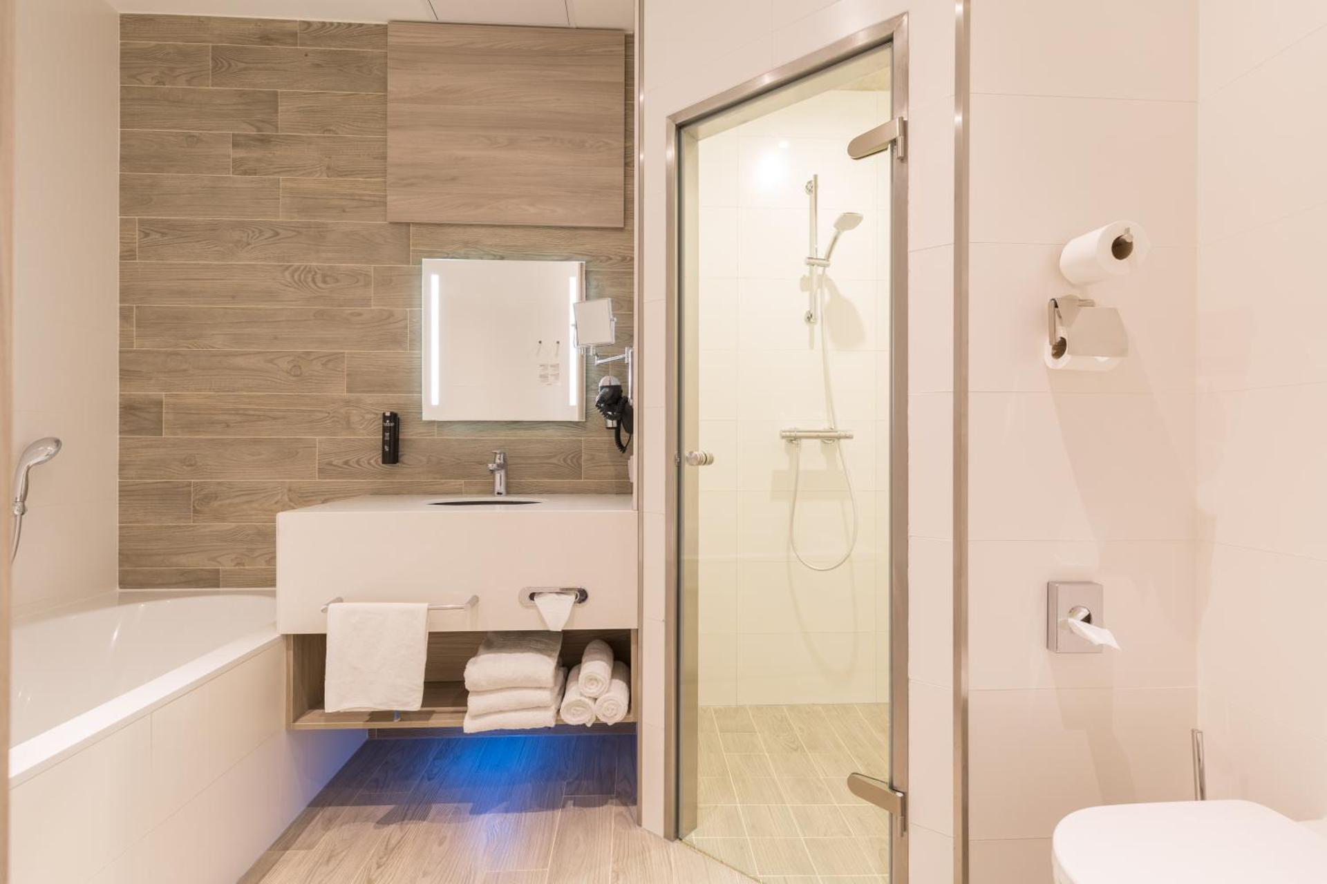  Deluxe King Room with Bathtub & Steam Shower