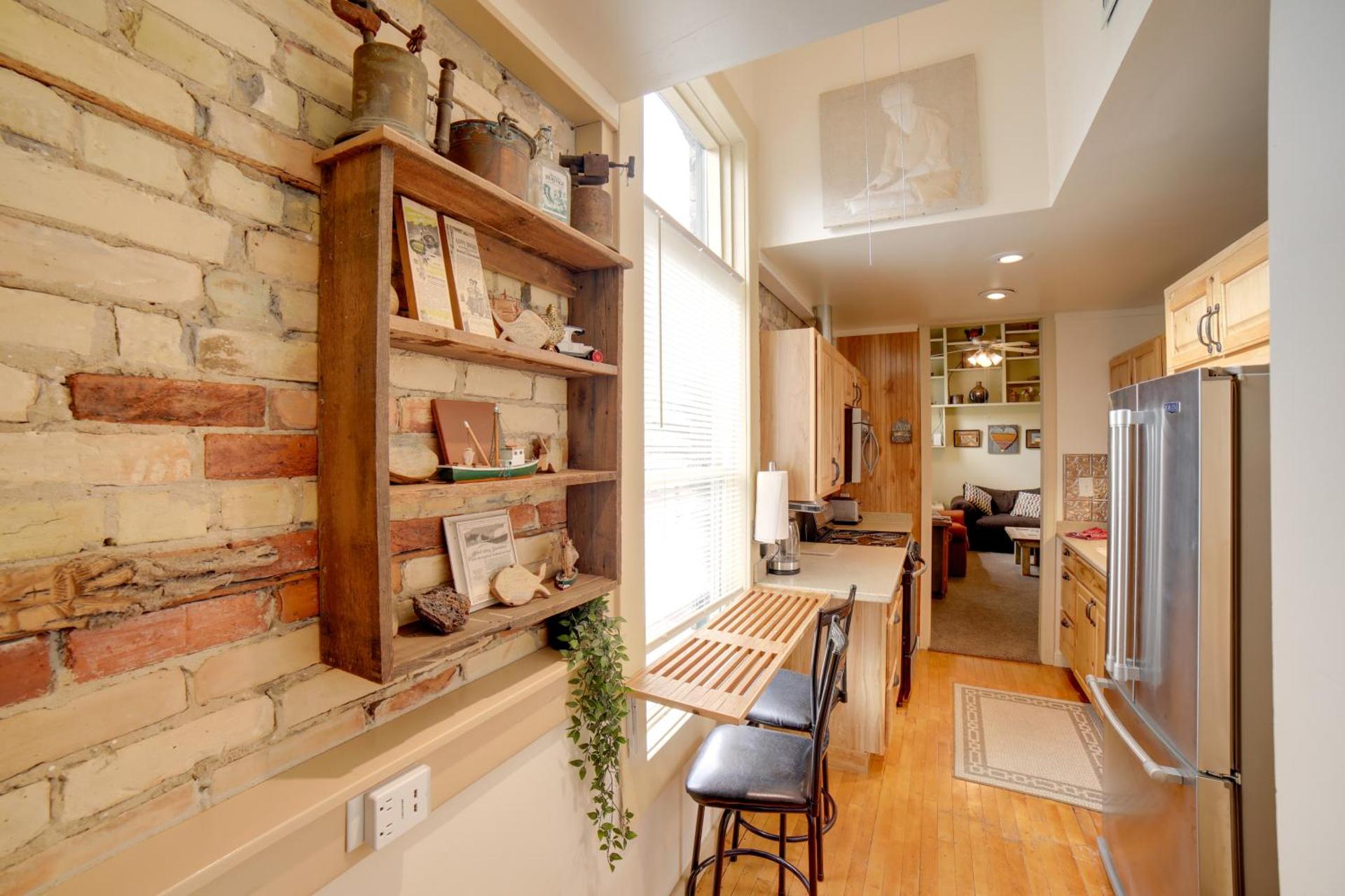 Walk to Water St and River Quaint Saugatuck Apt