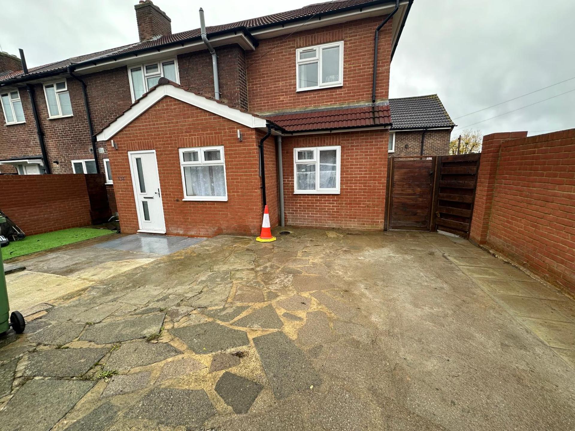 Double Room With Free WiFi Keedonwood Road