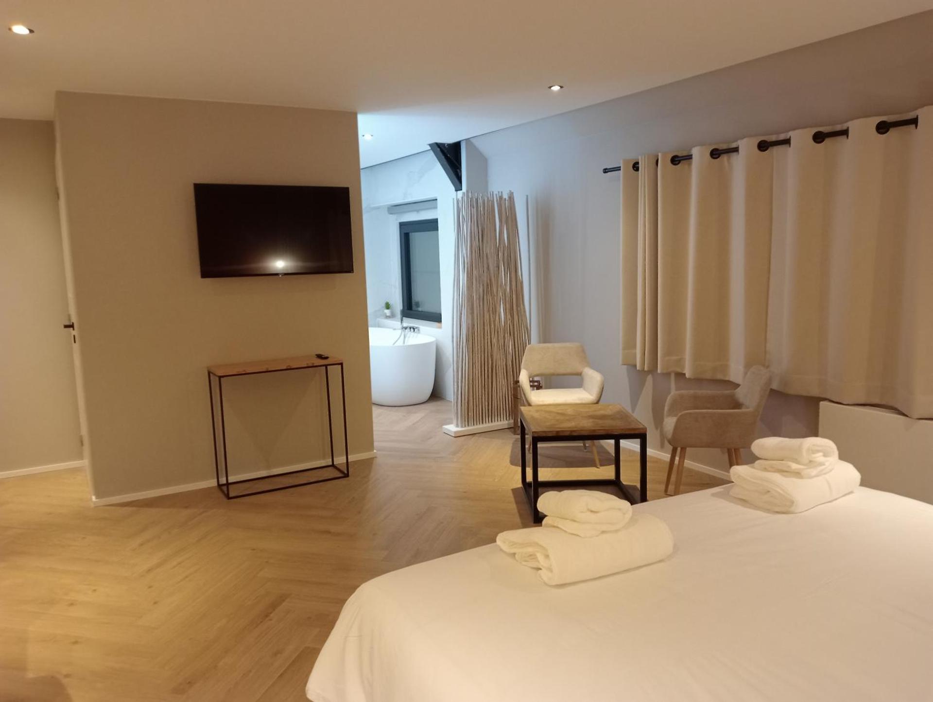 Rom med queen-size-seng og boblebad 