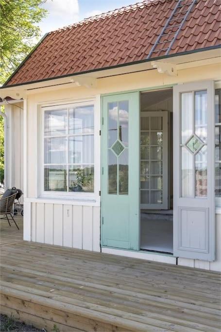 Prästgården i lantlig miljö med fyra sovrum, dusch, kök och vardagsrum