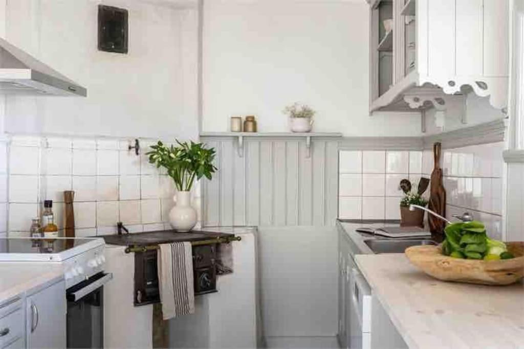 Prästgården i lantlig miljö med fyra sovrum, dusch, kök och vardagsrum