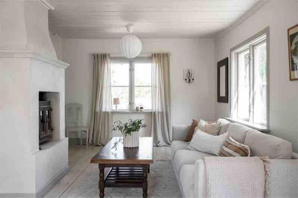 Prästgården i lantlig miljö med fyra sovrum, dusch, kök och vardagsrum