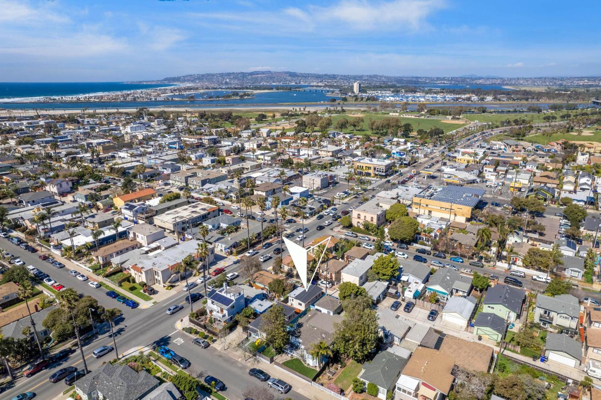 Beach Bungalow Perfection - Private Patios, BBQ walk2beach & Pet Friendly!