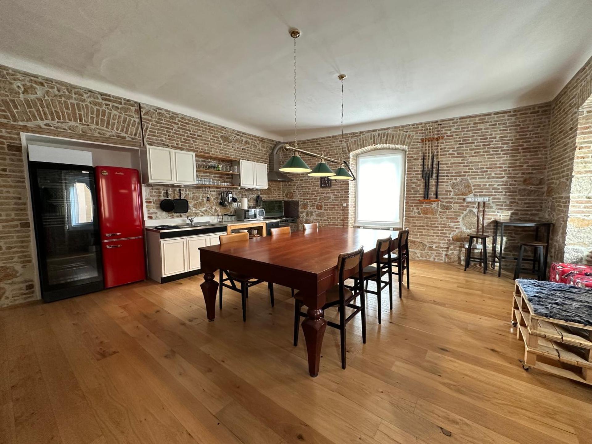 multifunkcionalan prostran stan