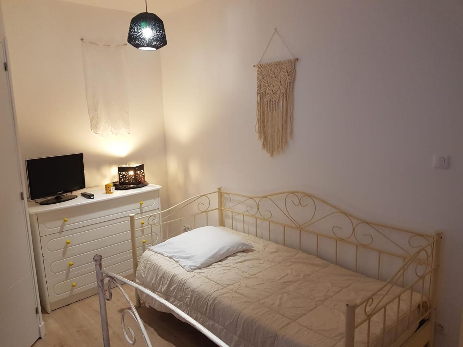 Fenêtre sur cour du Docteur Privey - Secure Park Bike - 3 mn Autoroute