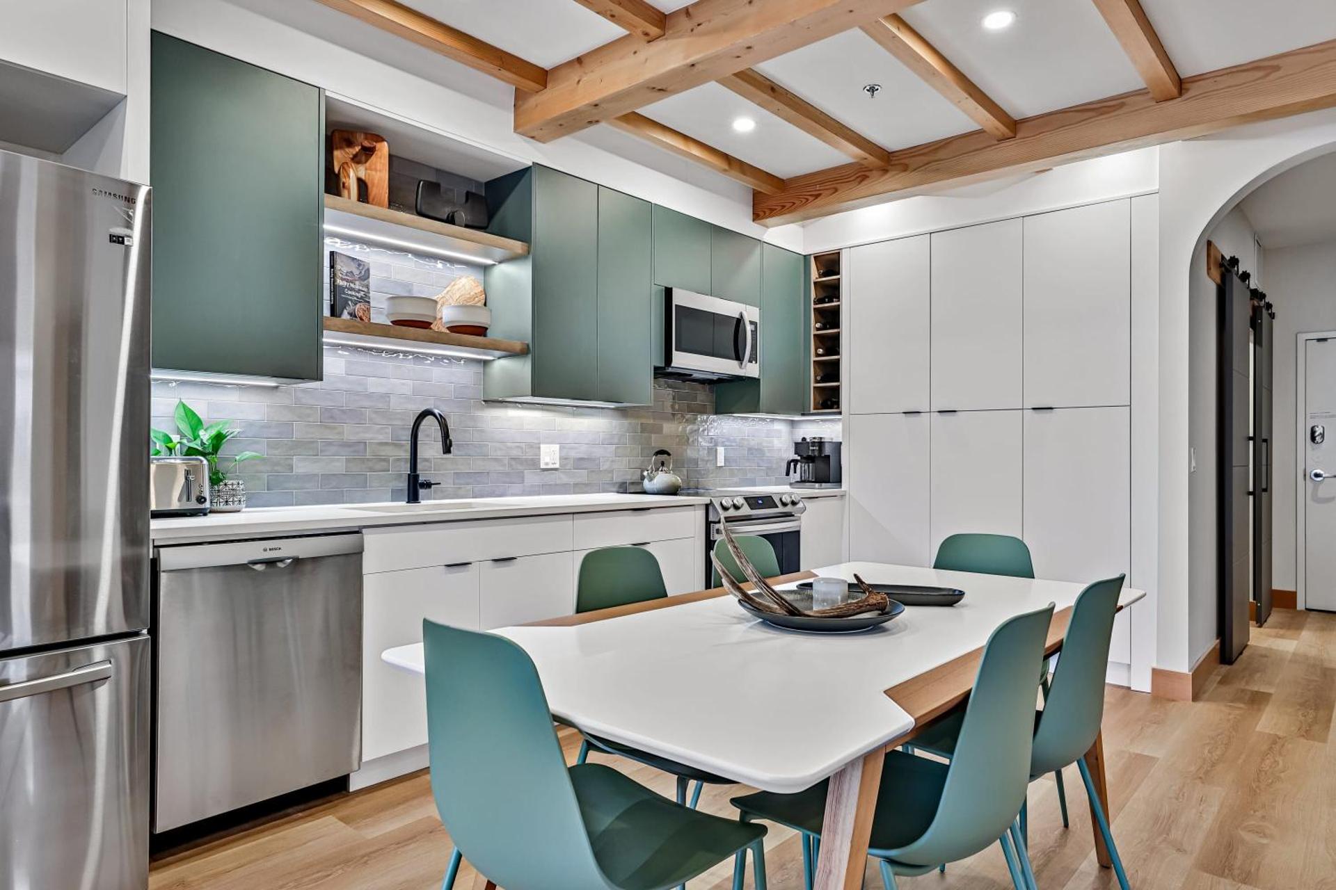 Ravens Crest Lodge - Stunning Views Perfectly Located on Main Street