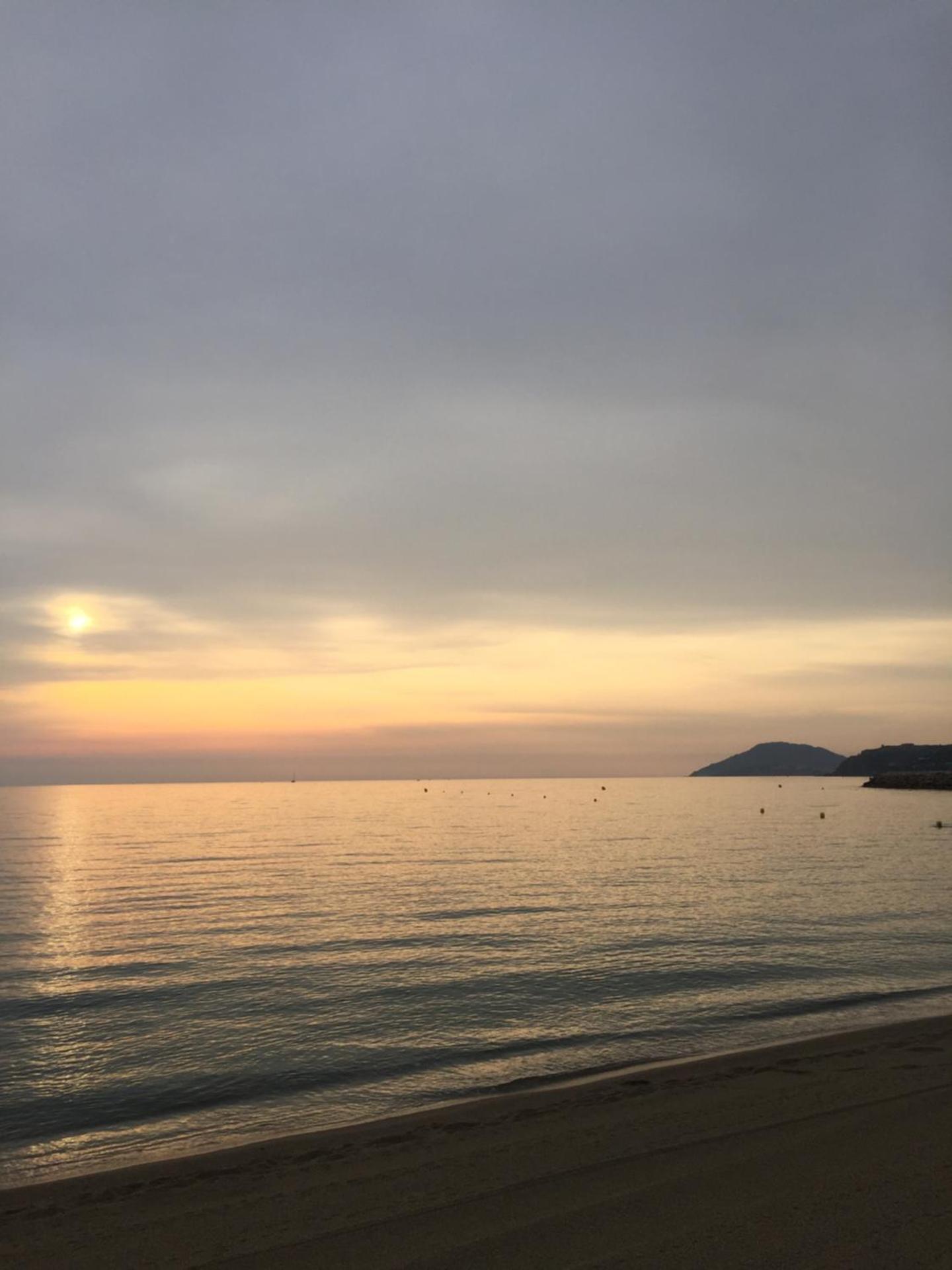 Les pieds dans le sable