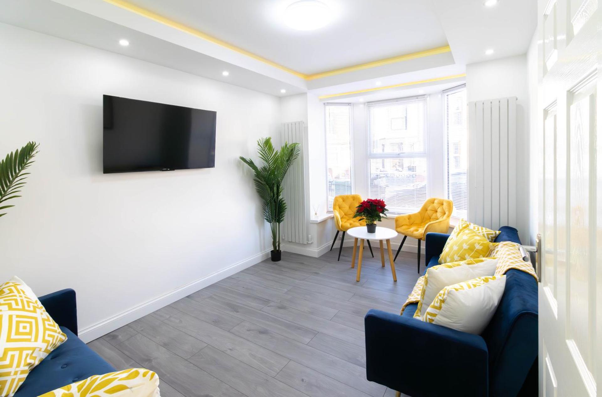 Open Mind Property - 6 Luxury Bedrooms with Free Parking