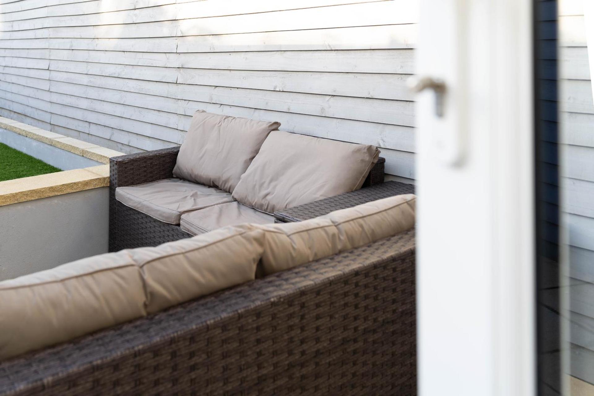 Open Mind Property - 6 Luxury Bedrooms with Free Parking