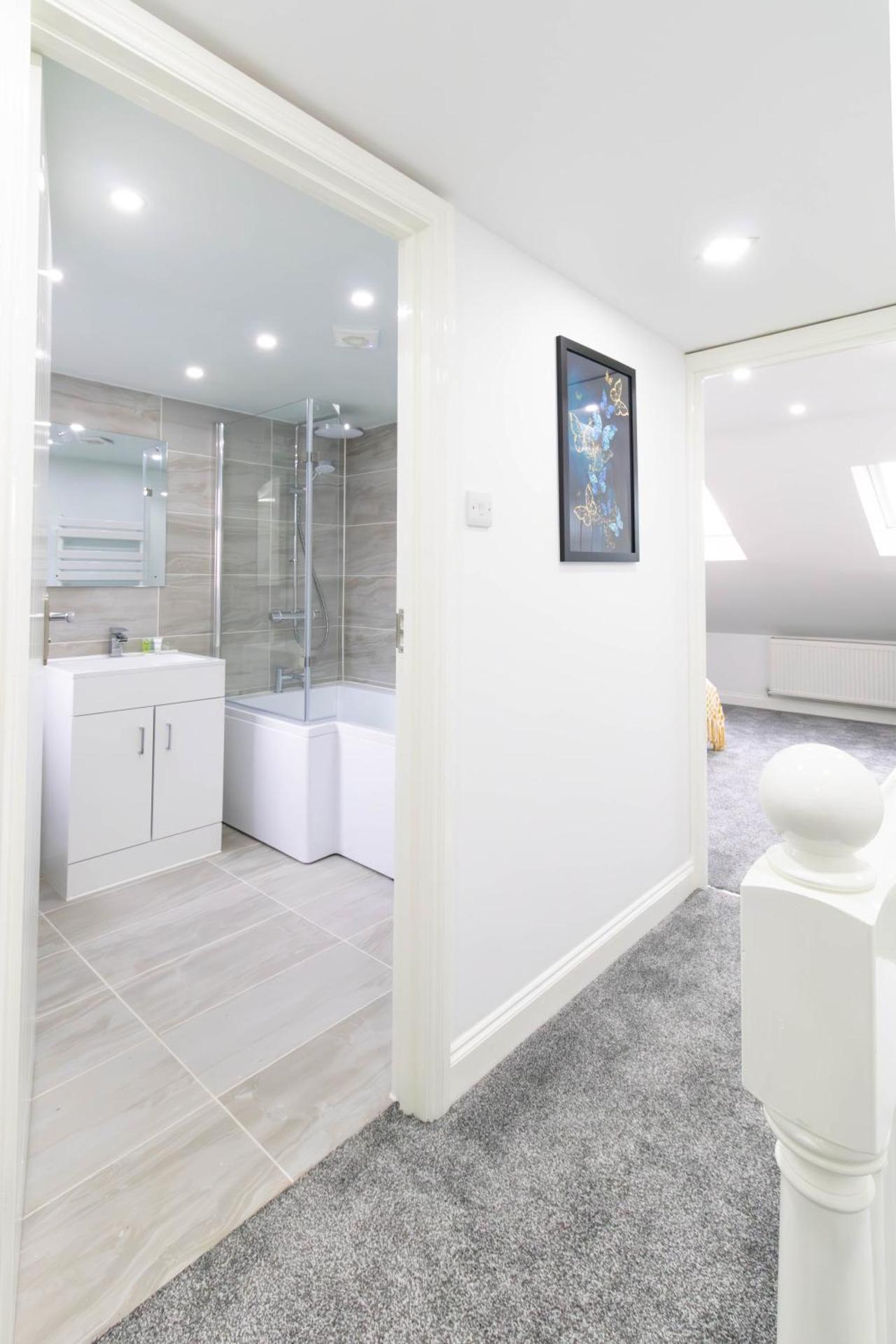 Open Mind Property - 6 Luxury Bedrooms with Free Parking