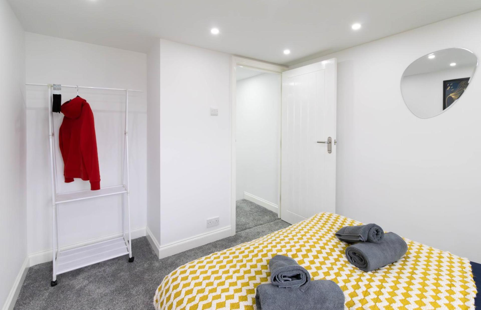 Open Mind Property - 6 Luxury Bedrooms with Free Parking