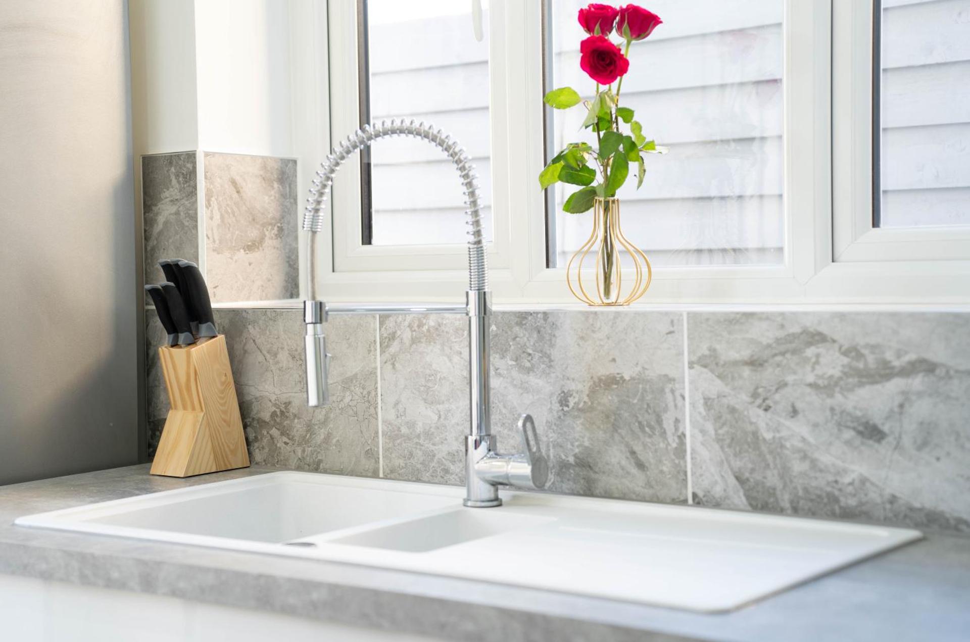 Open Mind Property - 6 Luxury Bedrooms with Free Parking