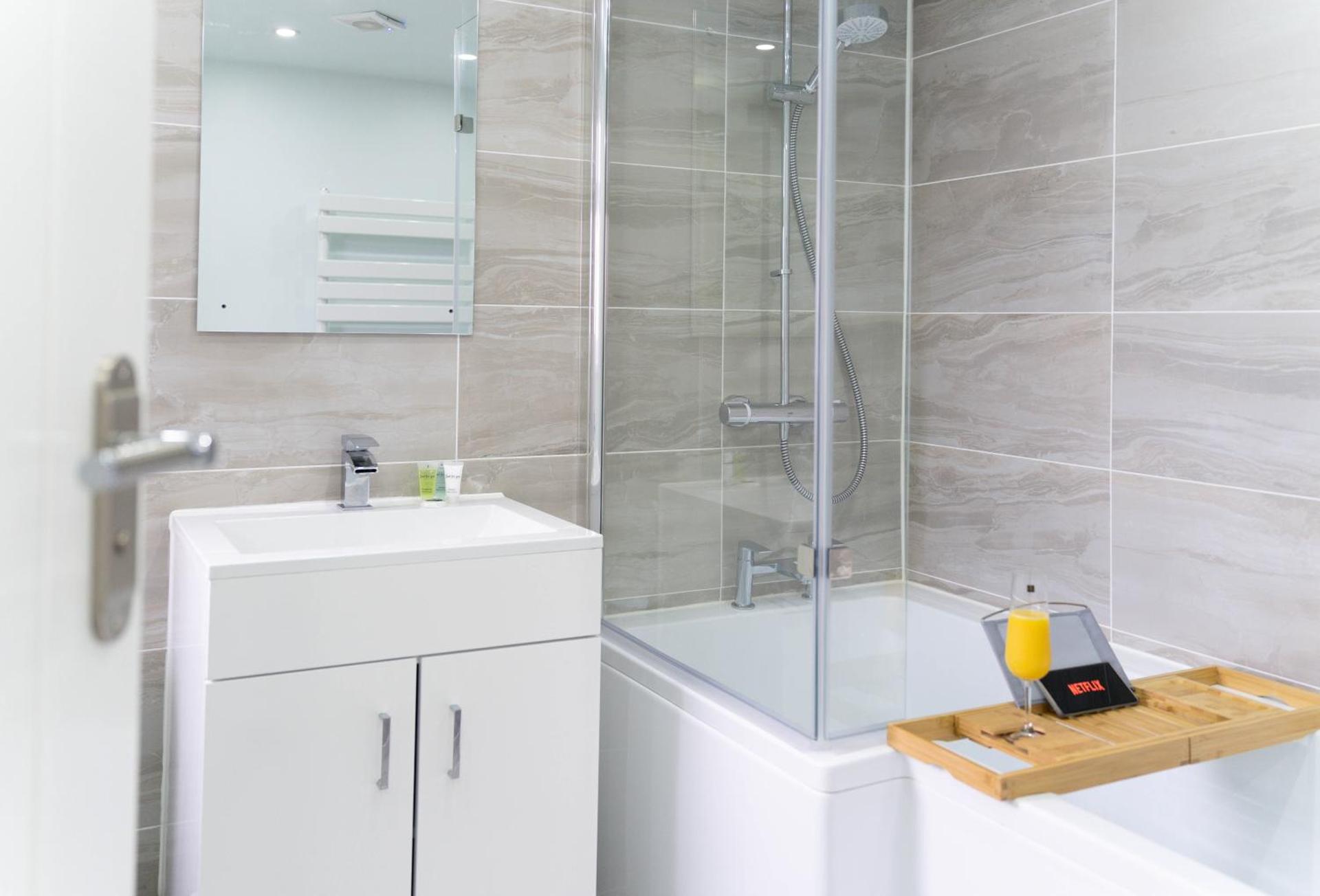 Open Mind Property - 6 Luxury Bedrooms with Free Parking