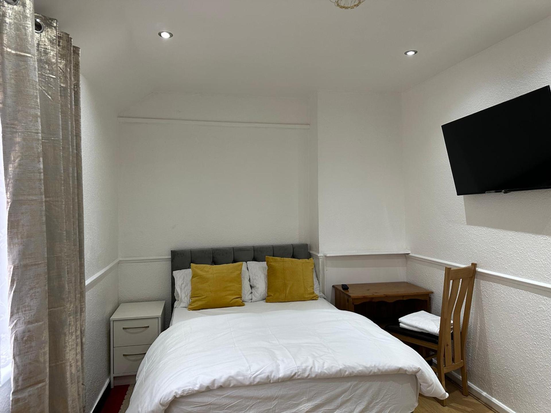 3rd Studio Flat With Private Toilet and Bathroom Setup For Family Enjoyment 134 Keedonwood Road Bromley