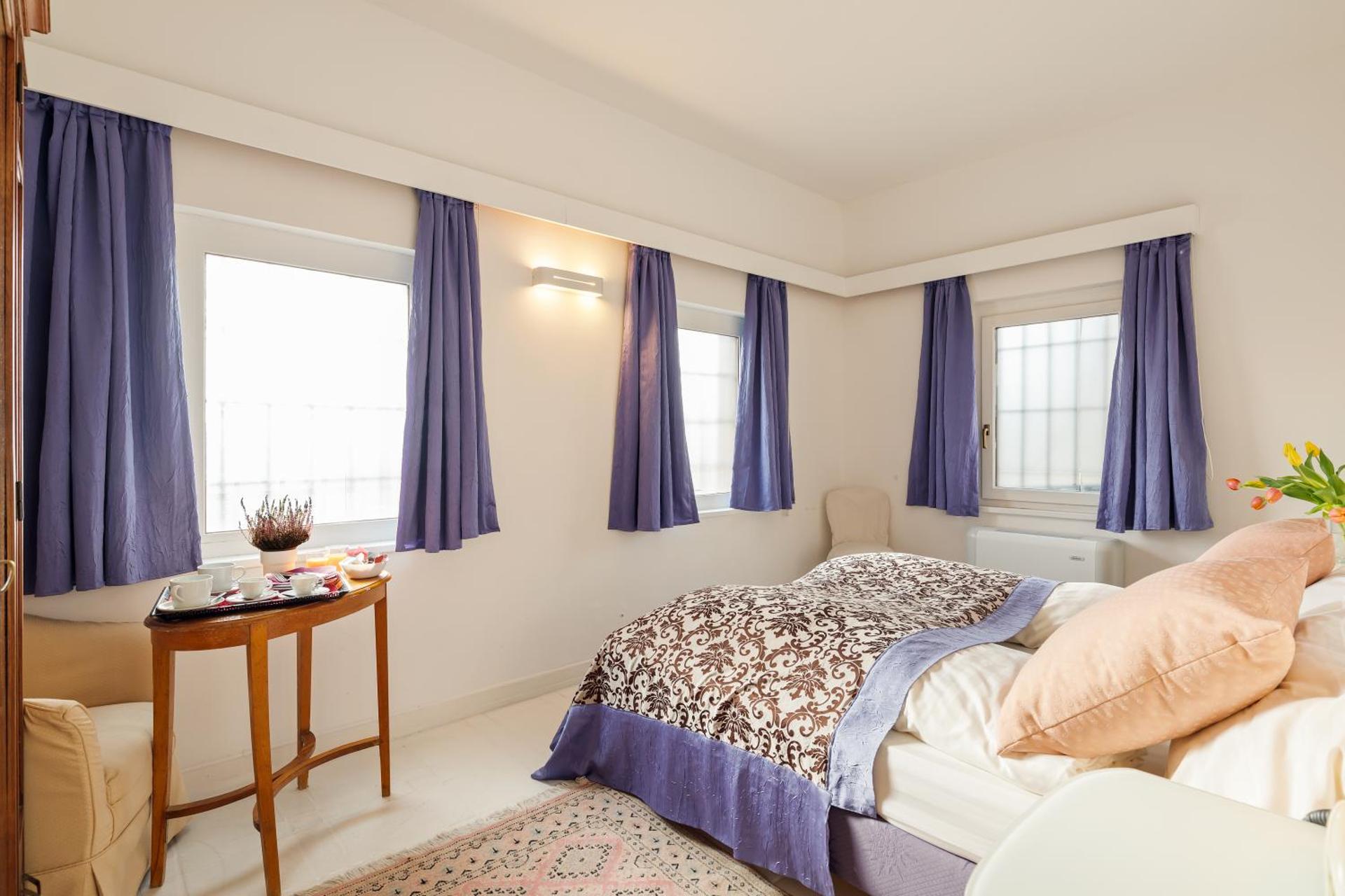 Family Room with Garden View