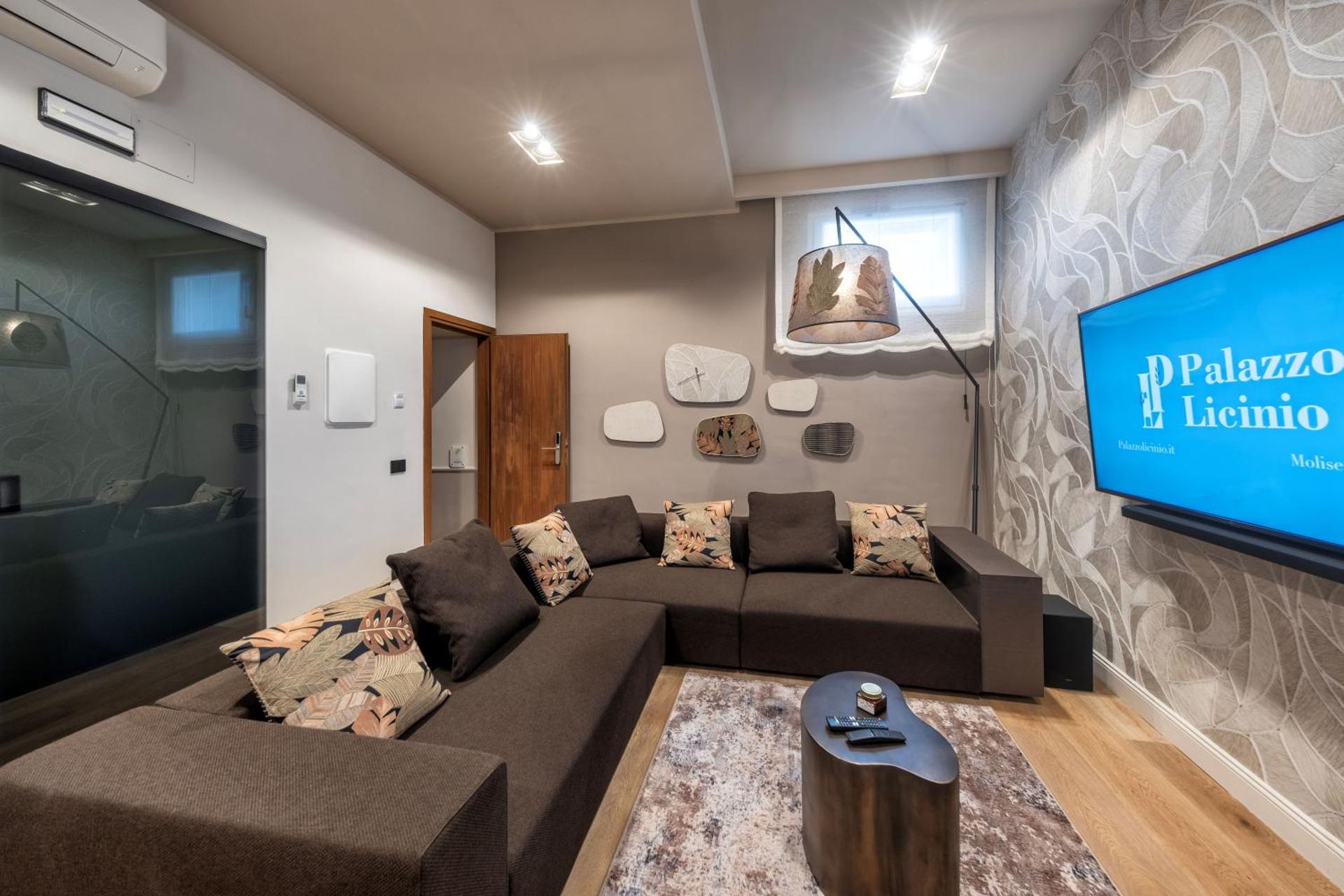 Communal lounge/ TV room