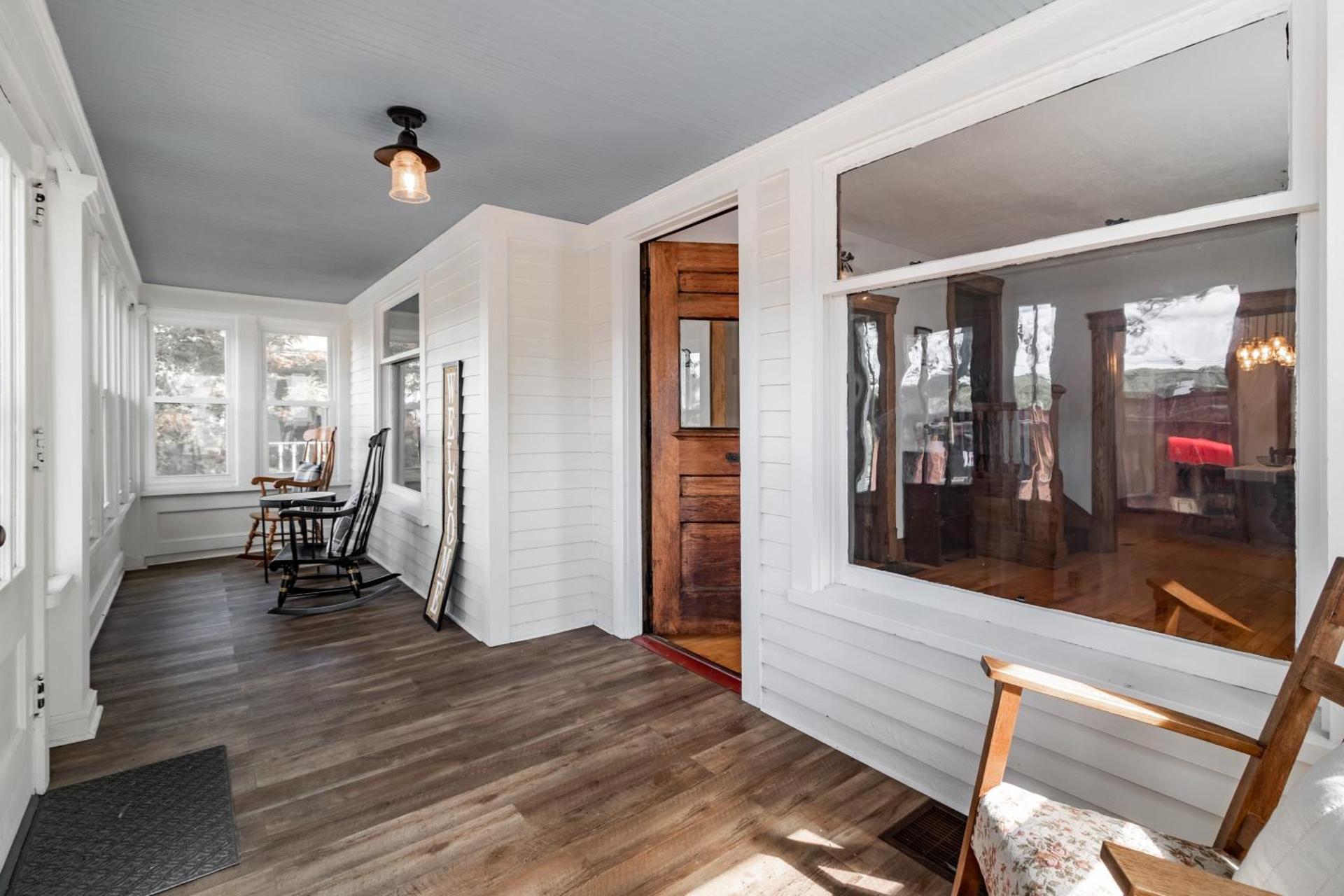 Walk to Downtown Kent - 3 BR House w Patio & Yard