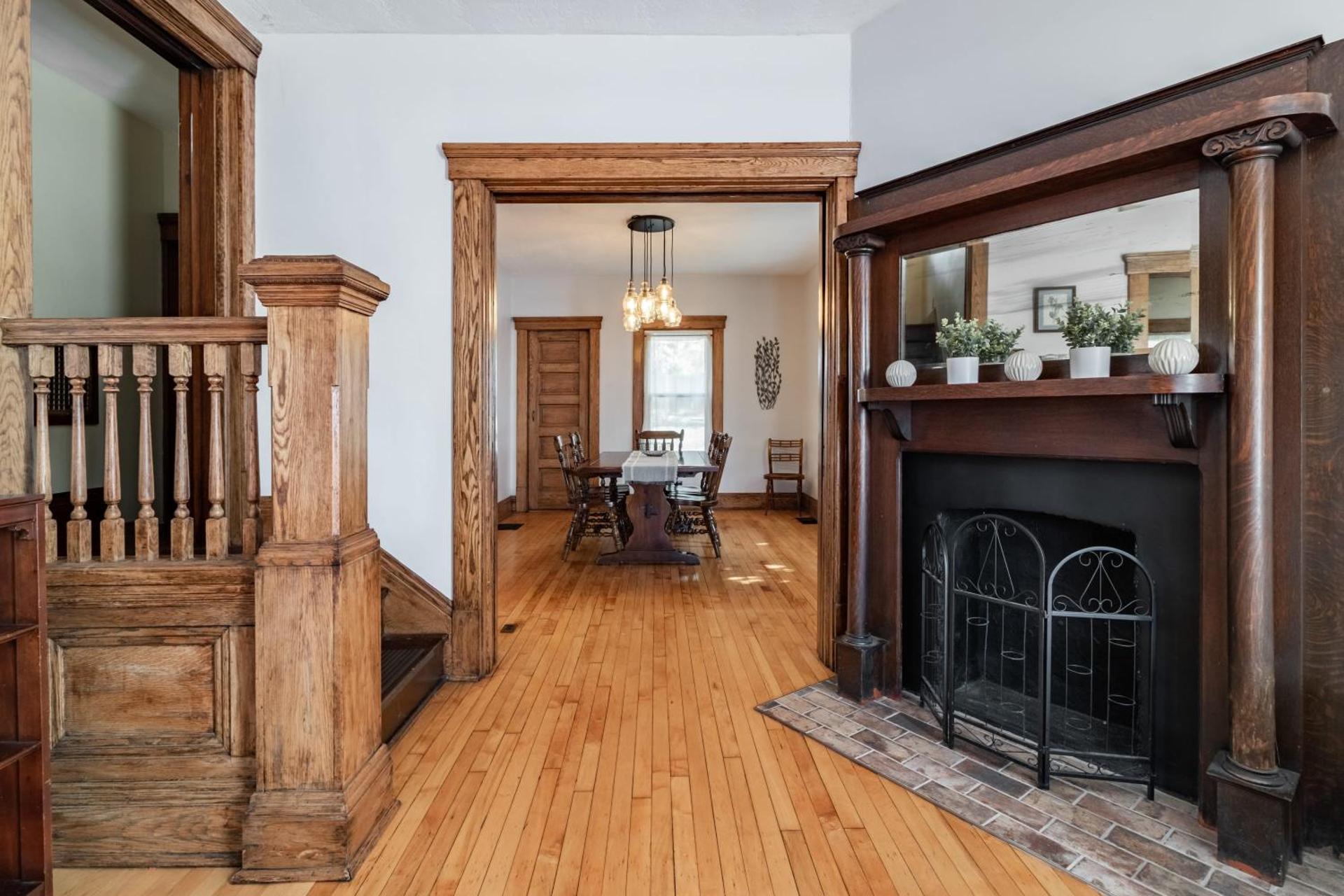 Walk to Downtown Kent - 3 BR House w Patio & Yard