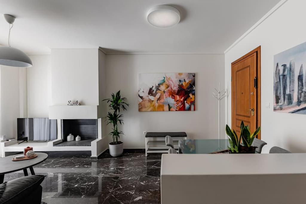 Beachfront apartment in Voula w/balcony