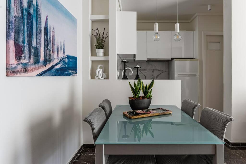 Beachfront apartment in Voula w/balcony