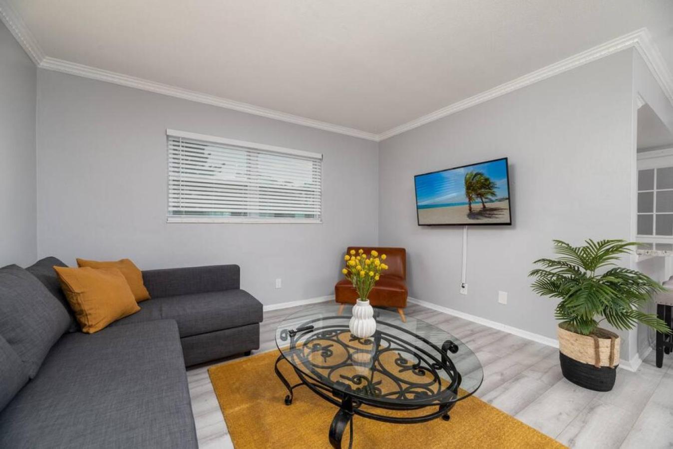 Short Walk to Wilton Drive Apt4