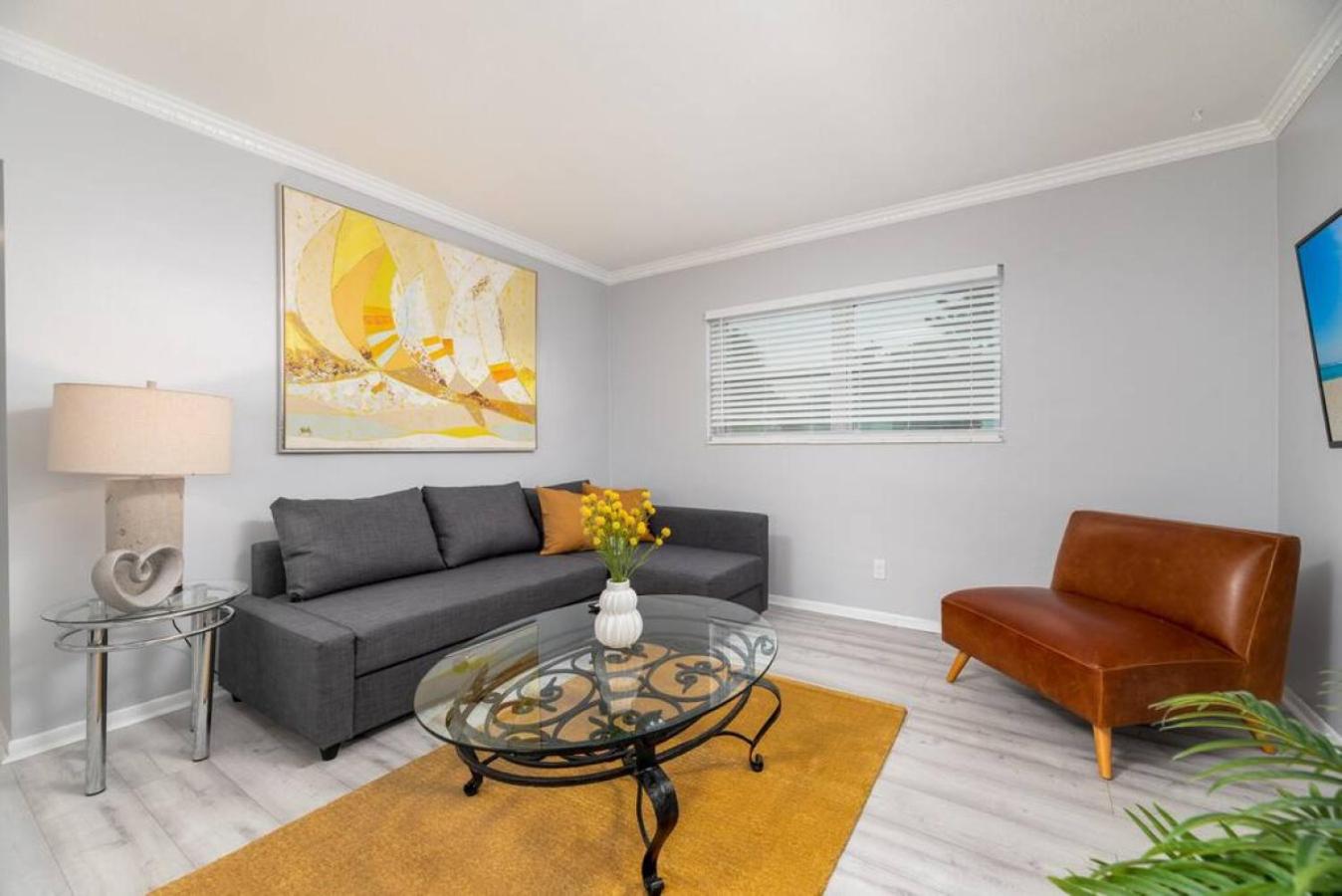 Short Walk to Wilton Drive Apt4