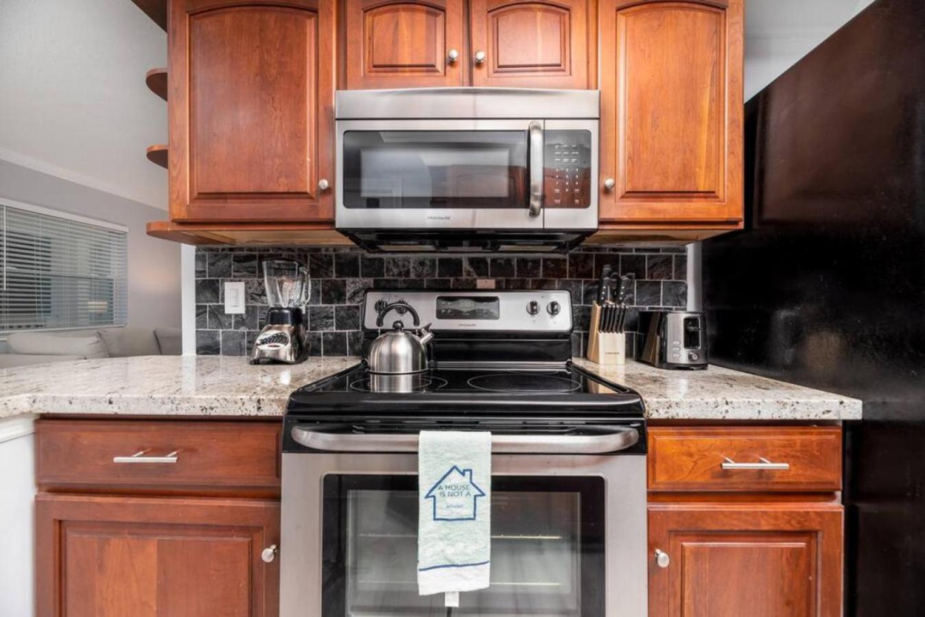 Short Walk to Wilton Drive Apt4