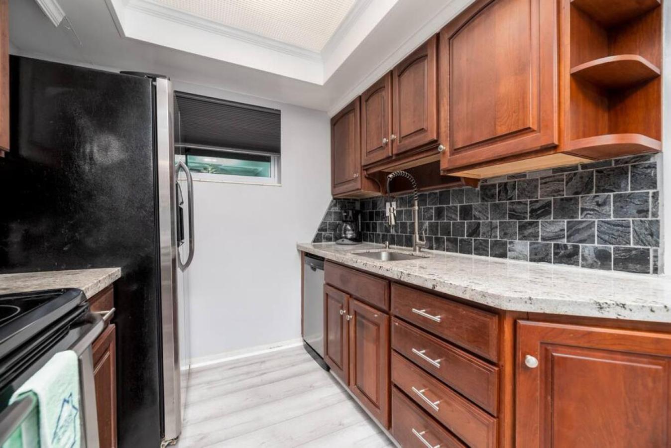 Short Walk to Wilton Drive Apt4