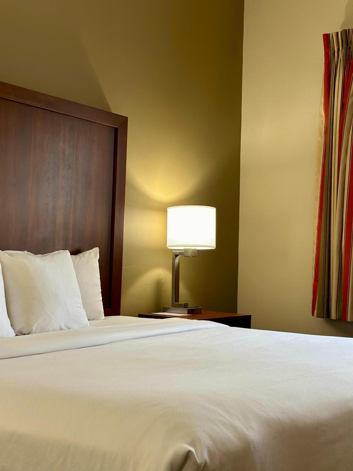 King Room with Tub - Accessible/Non Smoking