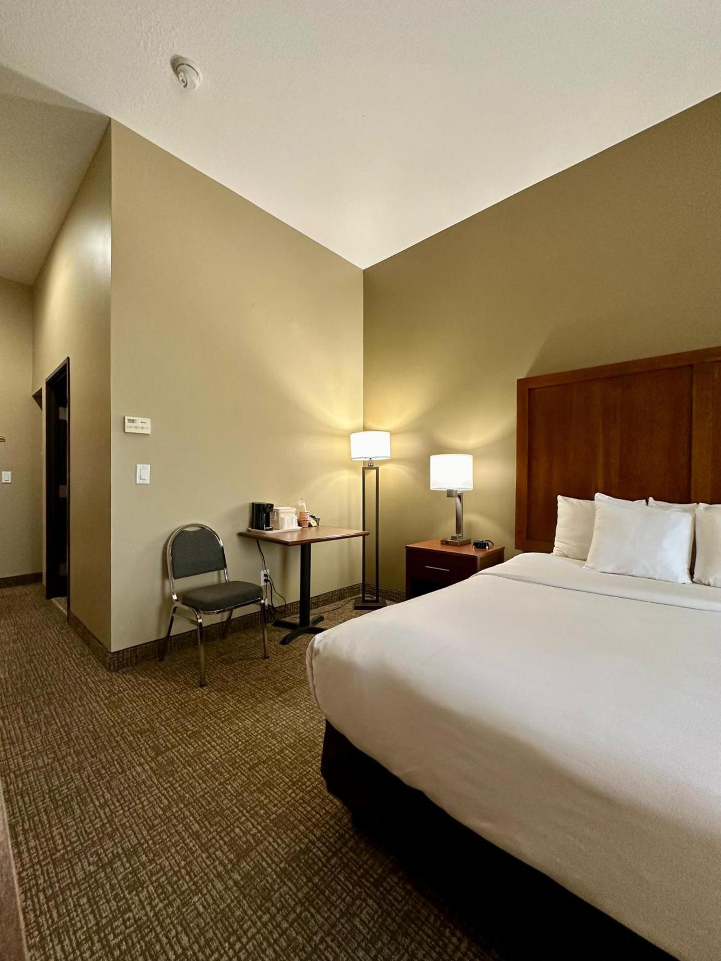 King Room with Tub - Accessible/Non Smoking