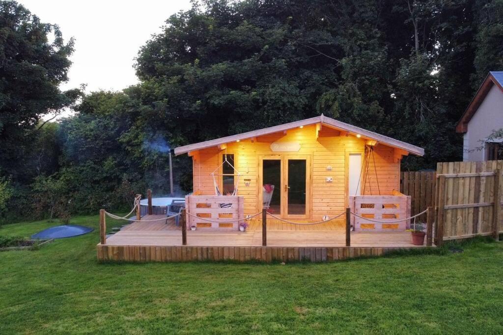 Luxury log cabin with wood fired hot tub