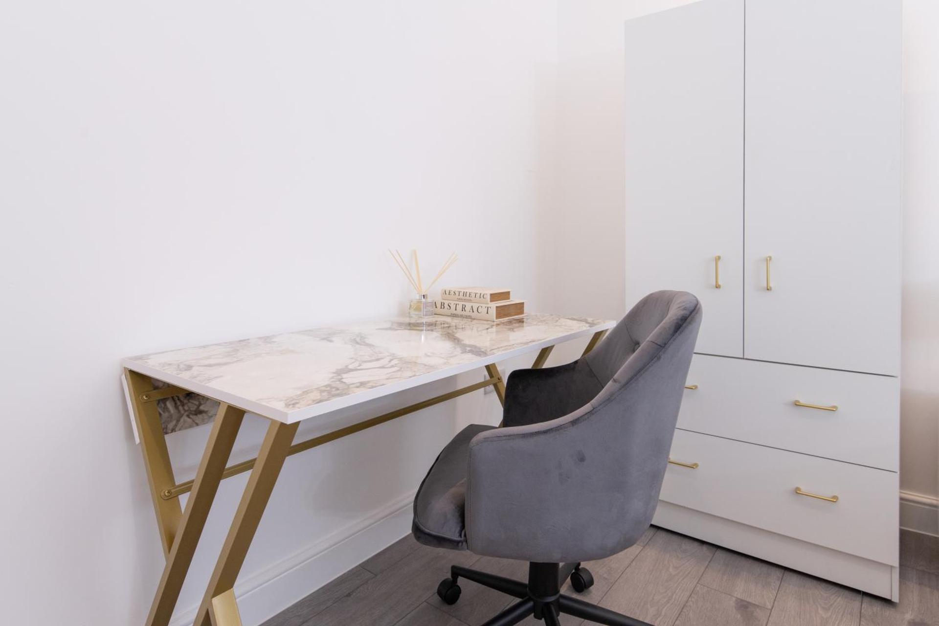 Fantastic New, London Apartment 3 Bed 1 Bath & Parking