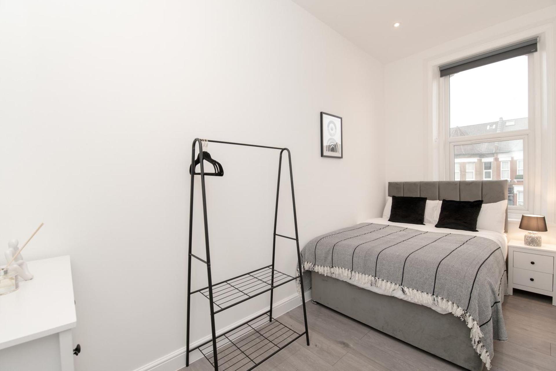 Fantastic New, London Apartment 3 Bed 1 Bath & Parking