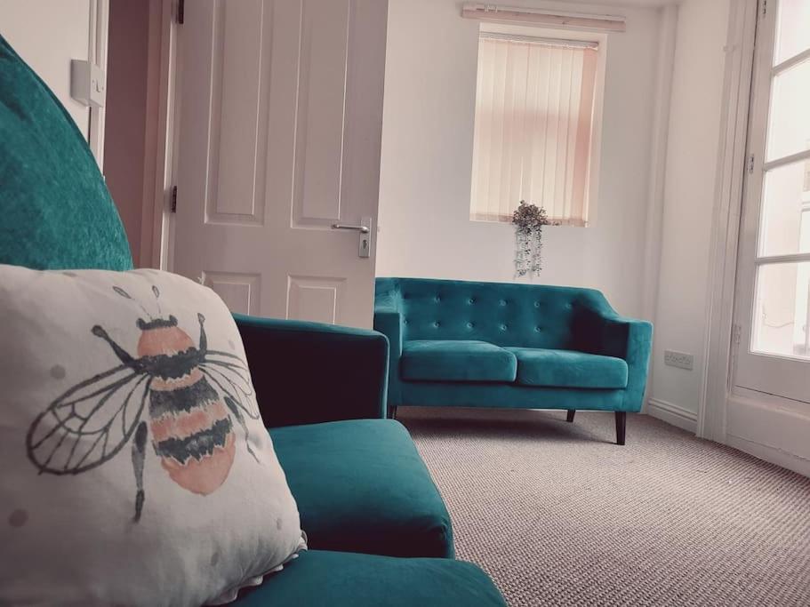 High Street, 2 bed, newly refurb