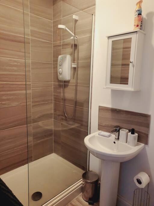 High Street, 2 bed, newly refurb